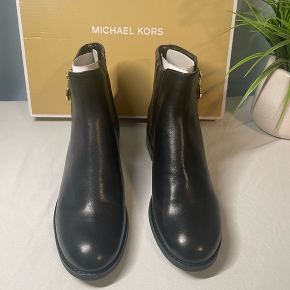 New in Box - Michael Kors Bootie Size 5 - Picture 2 of 5